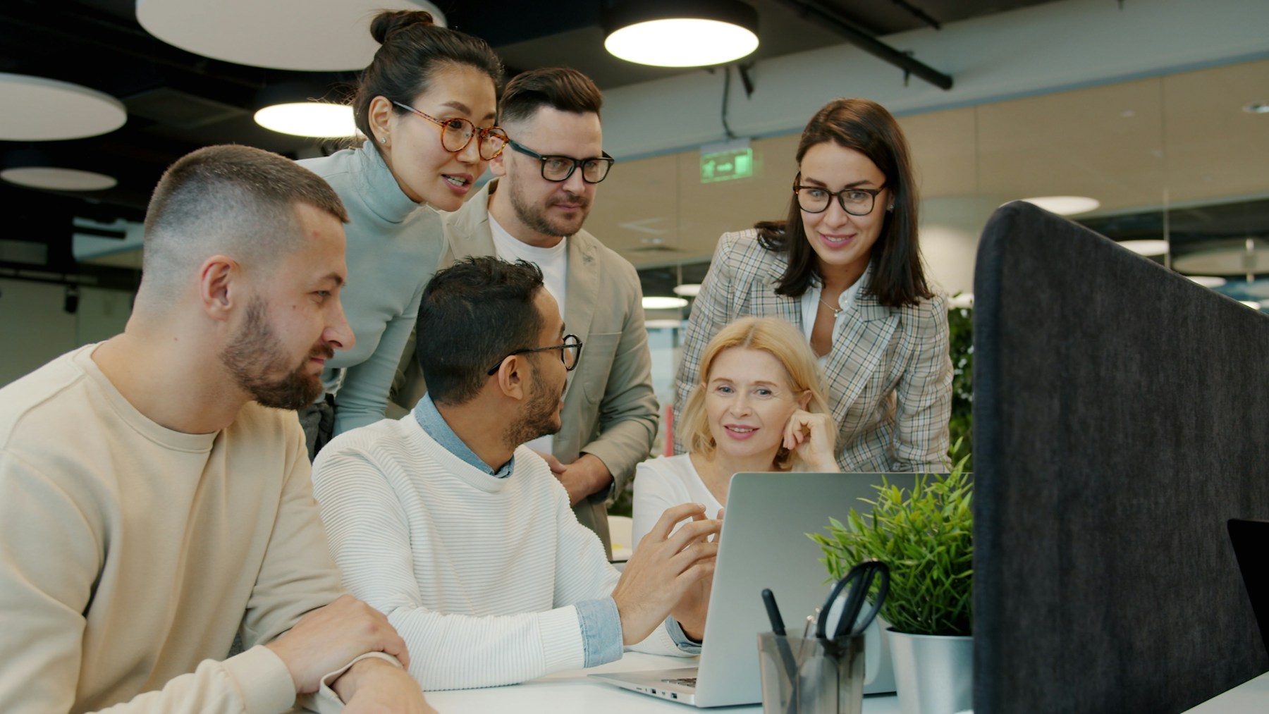 Profissionais colaborando em equipe em um ambiente de trabalho
